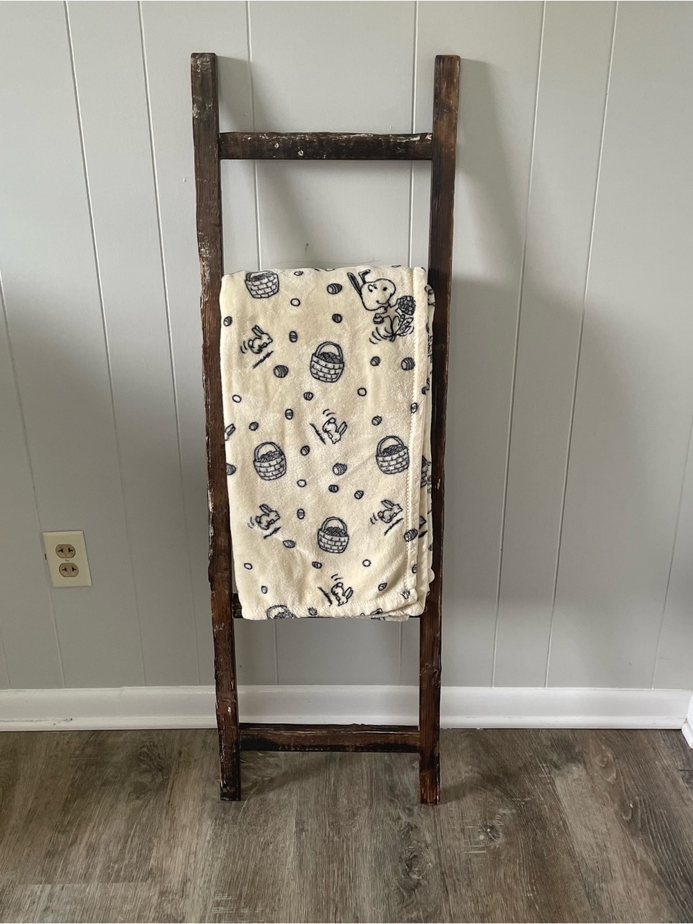 Peanuts Snoopy Fleece Throw Blanket 57” x 70” Cream Gray Easter Cozy Blanket